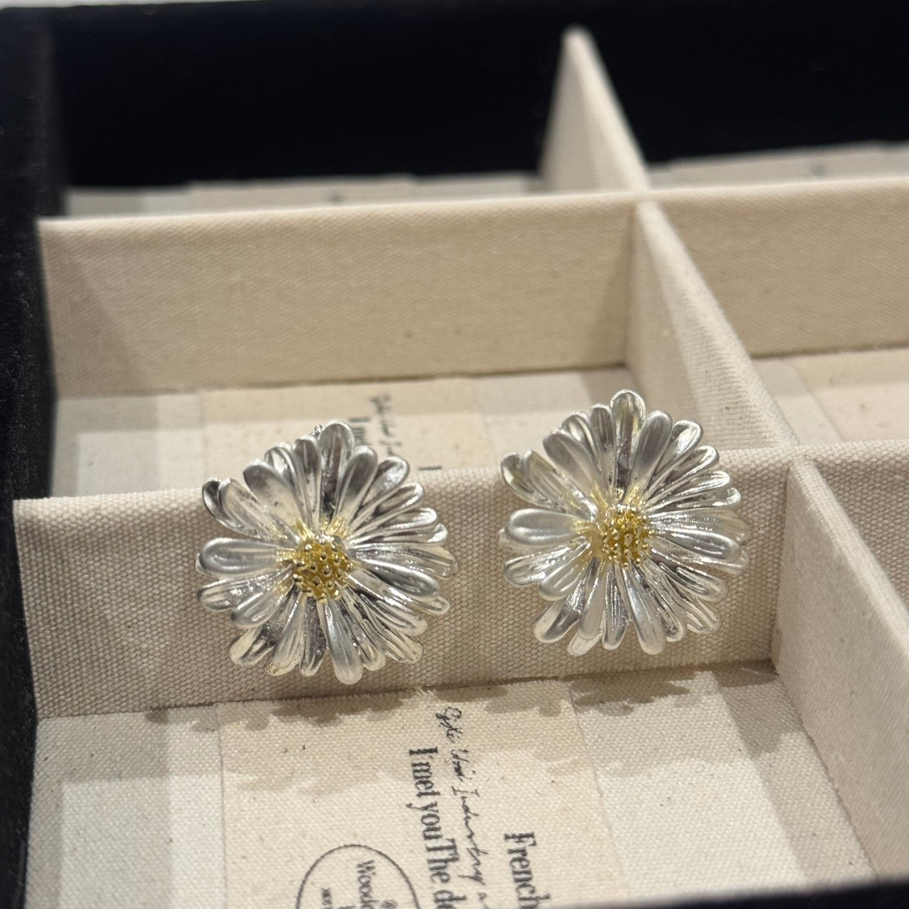 GOLDEN DAISY EARRINGS