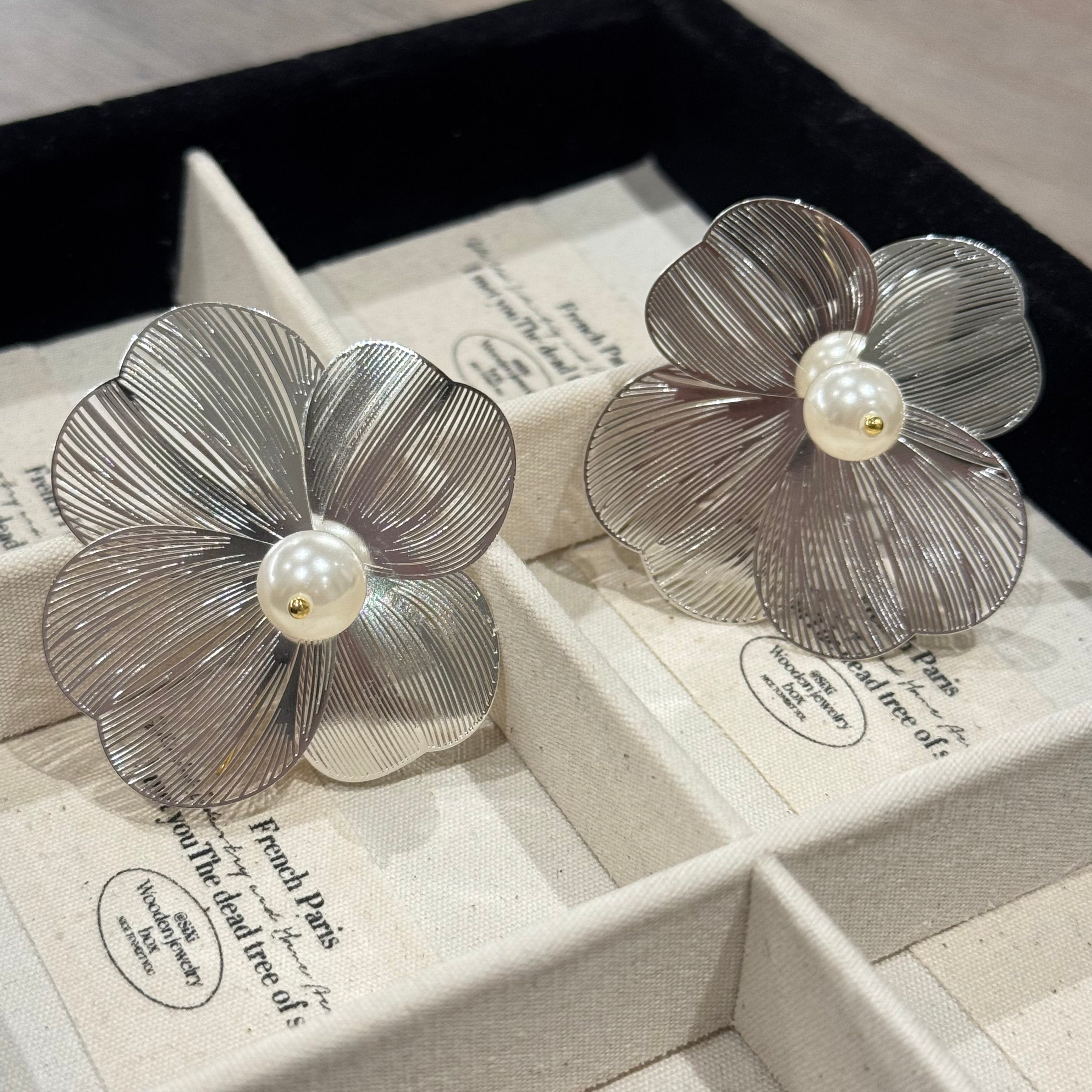 PEARL BLOSSOM EARRING