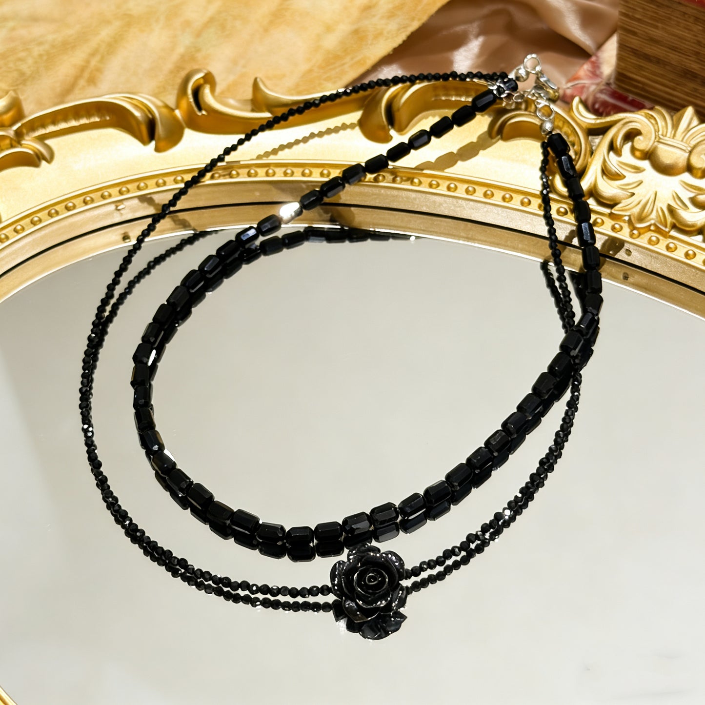 NOIR BLOOM NECKLACE