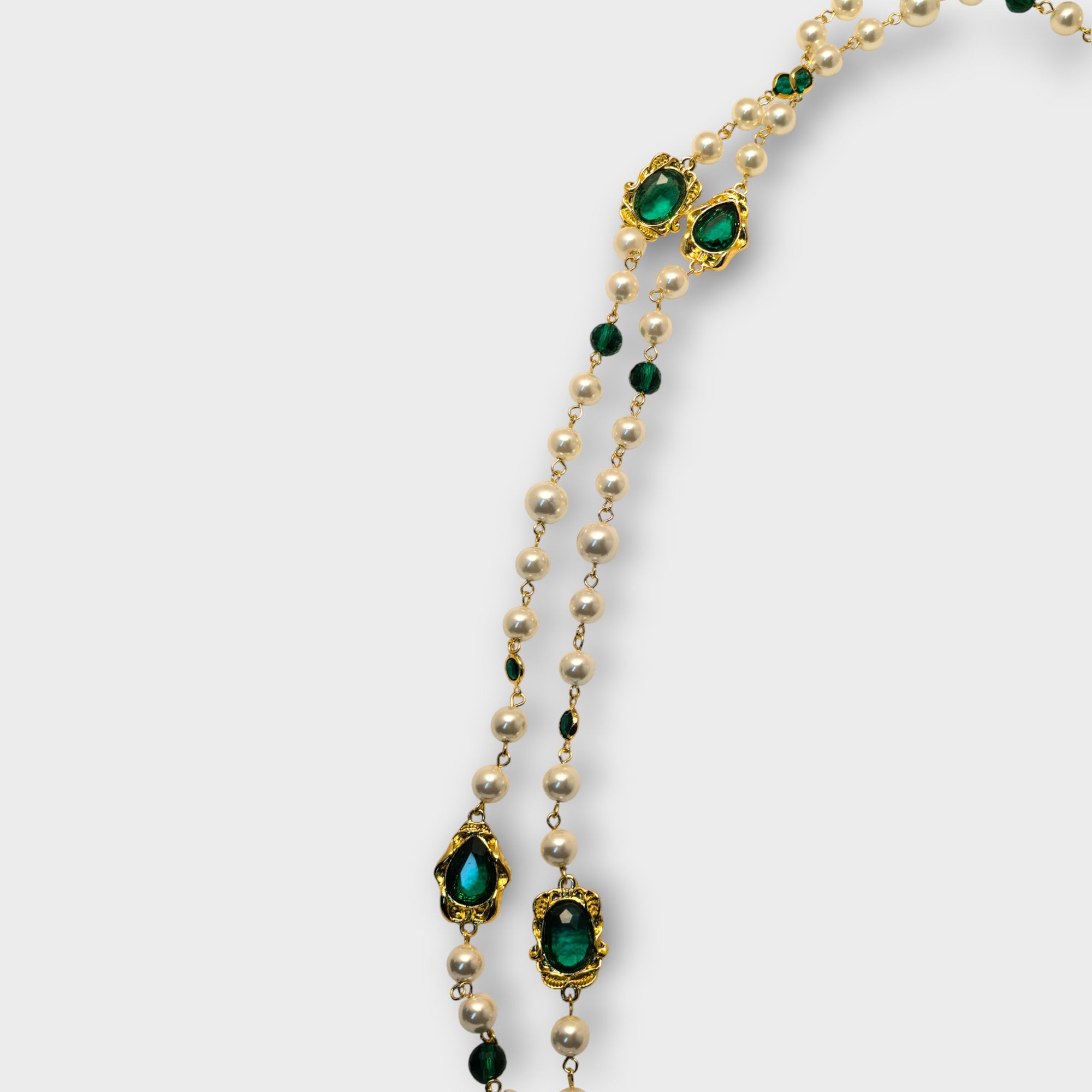 Emerald Elegance Pearl Necklace